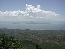 Teluk Winam dilihat dari puncak Gunung Homa