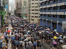 集會人士冒雨行經楊屋道，並佔據所有車道