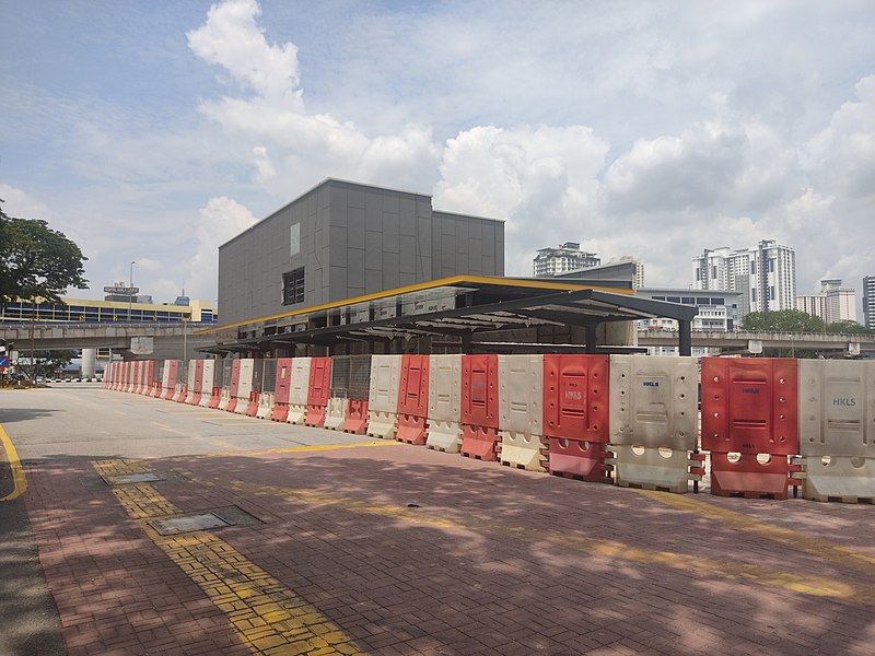File:Hospital Kuala Lumpur MRT Station outview (220413) 02.jpg