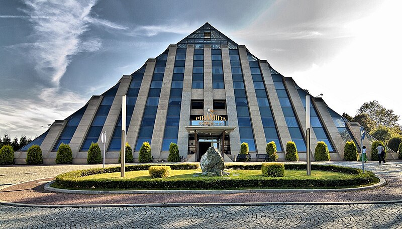 File:Hotel Piramida.jpg