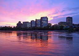 Solnedgang bag kontorbygninger i det vestlige Gatineau (bysektoren Hull).