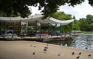 L'arquitectura brutalista del restaurant Dell, situat al nord de la presa, domina l'extrem est del llac..