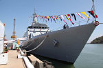 Großes Schiff mit vielen Wimpeln an einem Dock