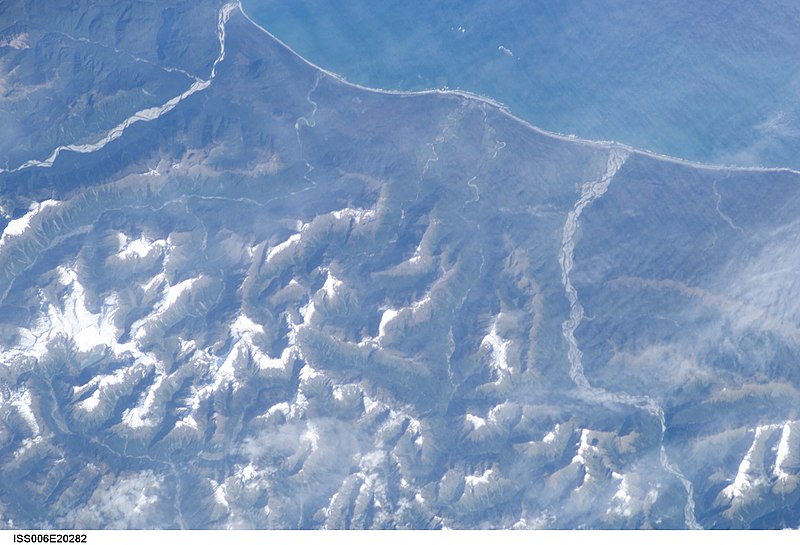 File:ISS006-E-20282 - View of the South Island of New Zealand.jpg