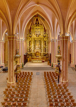 Vista superior da nave principal da igreja de São Pedro dos Francos, localizada em Calatayud, Aragão, Espanha. O templo original foi construído no século XII por ordem de Afonso I, o Batalhador, como sinal de gratidão aos franceses que o ajudaram na Batalha de Cutanda (1120) contra os almorávidas e que permaneceram definitivamente em Calatayud, embora a igreja atual tenha sido construída dois séculos mais tarde. (definição 3 345 × 4 692)