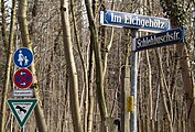 English: A couple of signs in Munich at "Im Eichgehölz". Deutsch: Schilderwald in München im Eichgehölz.