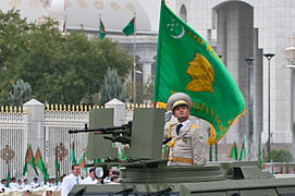 Солдат із прапором Туркменських Збройних Сил