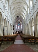 Photographie en couleurs de l'intérieur de l'église, le chœur est au fond, au centre.
