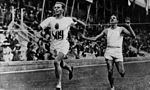 ז'אן בואן (מימין) חוצה שני את קו בגמר בריצת 5000 מטר, אחרי הפיני האנס קולמיינן