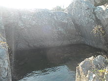 Réservoir d'eau de Fort Freinet taillé dans la roche.