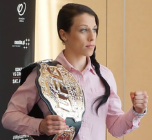 Jędrzejczyk com o cinturão feminino de peso-palha do UFC