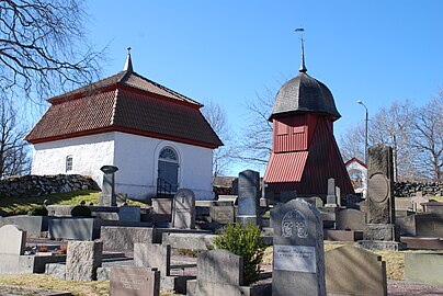 Vapenhuset (vänster) och klockstapeln (höger).