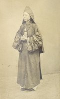 Một người phụ nữ thời Nguyễn mặc Áo giao lĩnh và đội mũ Quan Âm