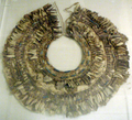 KV54an aurkitutako lore itxurako paparreko apaingarria, New Yorkeko Metropolitan Museumean erakusten dena.