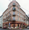 Mietshaus in geschlossener Bebauung, mit Café (und dessen Ausstattung)