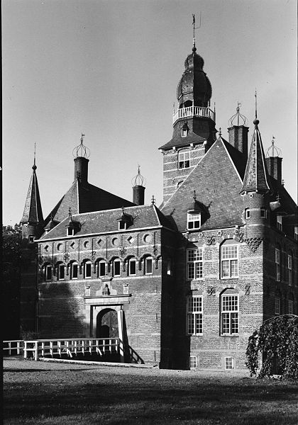 File:Kasteel-Raadhuis, aanzicht - Wijchen - 20255889 - RCE.jpg