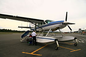 Un Kenmore Air Cessna 208 pe aeroport în 2007.