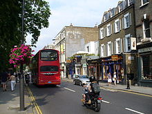 Улица Кингс-роуд[en] на западе Лондона, получившая известность как центр развития английской моды благодаря деятельности Малкольма Макларена, Вивьен Вествуд и Мэри Куант