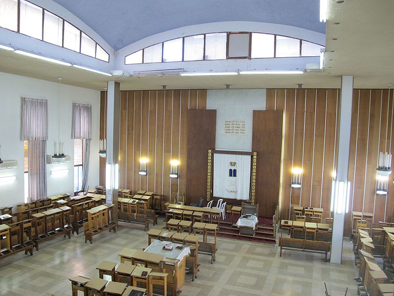 File:Knesses Chizkiyahu Yeshiva by Michael Jacobson. II.jpg