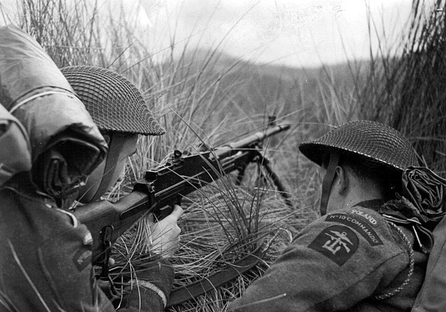 Men from No. 6 Polish Troop on exercise in Scotland 1943. Note the No.10 Commando, Poland and the combined operations badges