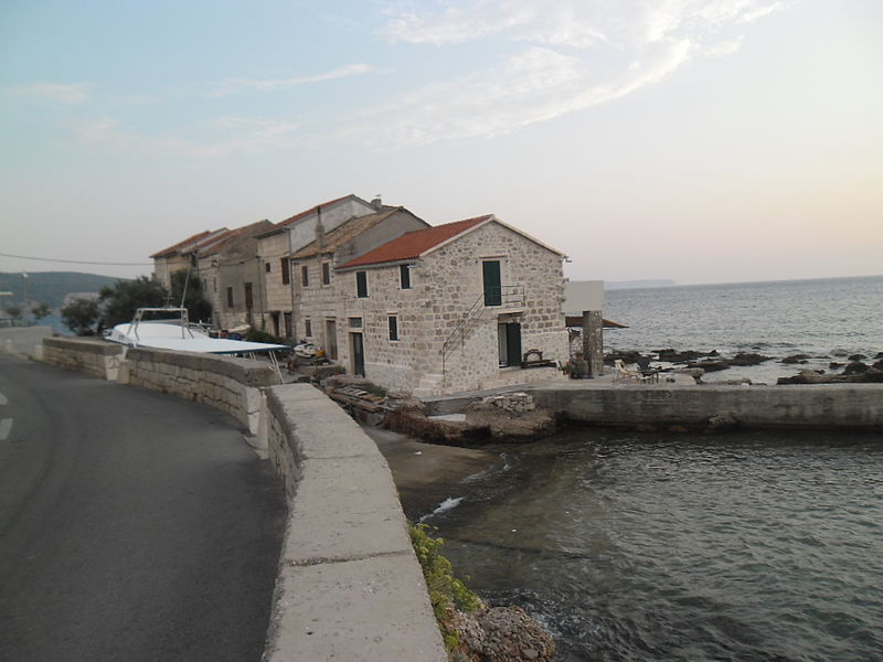 File:Komiža (Croatia).JPG