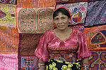 Mola textiles KunaWomanSellingMolas.jpg