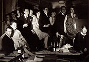 رولمان (در مرکز تصویر) با تیم طراحانش در شمارهٔ ۲۷، خیابان لیسبون در پاریس (حدود ۱۹۳۱ میلادی)