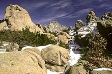 Vista invernale delle Torres de La Pedriza. Queste rupi sono le più alte della zona, superando i 2.000 metri di altitudine.