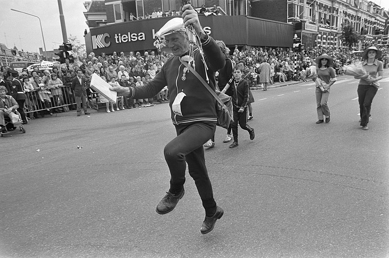 File:Laatste dag van vierdaagse Nijmegen overzicht aankomst en dansende wandelaar, Bestanddeelnr 927-3379.jpg