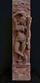Femme (yakshinî ?) à l'épée. Grès rouge, H. 88 cm. Kushana, IIe siècle. Newal, région de New Delhi. National Museum, New Delhi