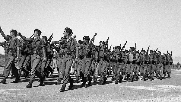 Soldiers of the National Guard armed with Sten submachine guns and Lee-Enflield bolt action rifles marching in 1967.