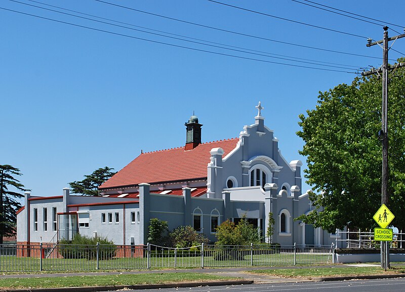 File:Leongatha Roman Catholic Church.JPG