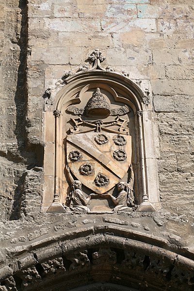 File:Les armes de Clément VI (armoiries des Roger) sur la Porte Champeaux by JM Rosier.JPG