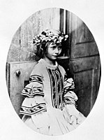 Восьмилетняя Алиса Лидделл в образе королевы мая (1860). Фотограф Льюис Кэрролл