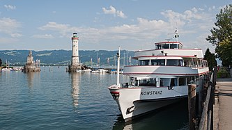 English: Harbor with Bavarian Lion, the New Lighthouse and the MS Konstanz in Lindau (Lake Constance, Germany) Deutsch: Hafen von Lindau am Bodensee mit dem Bayerischen Löwen, dem Neuen Leuchtturm und der MS Konstanz.