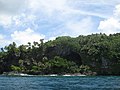 Une grande grotte dans la formation de lave à Larsen's Bay.