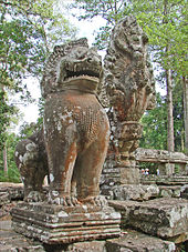 Lion guardian of Bayon, Angkor Lion gardien et Garuda sur Naga (Bayon, Angkor Thom) (6775469688).jpg