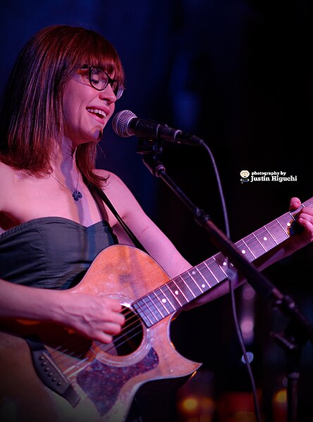 File:Lisa Loeb 04-16-2015 -7 (17158926456).jpg