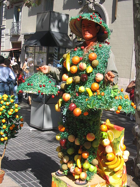 File:Living statues in La Rambla - 2004 - 07.JPG