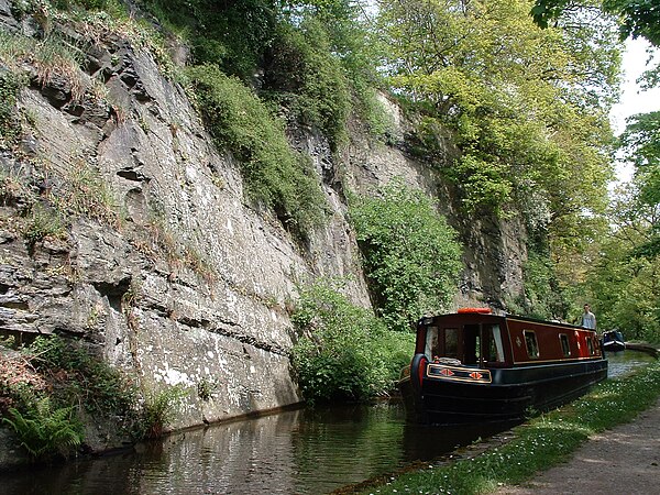 Llangollen canal: The final narrows before Llangollen