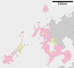 Mapa konturowa prefektury Nagasaki, blisko dolnej krawiędzi nieco na prawo znajduje się punkt z opisem „Hashima”