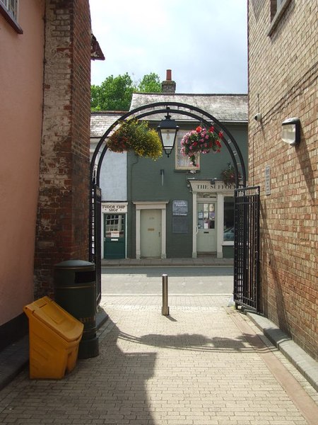 File:Looking To The High Street - geograph.org.uk - 1438441.jpg