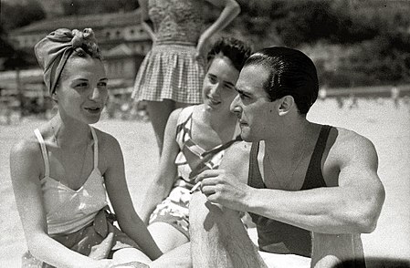 Los actores Luchi Soto y Luis Peña en la playa de Ondarreta (2 de 4) - Fondo Car-Kutxa Fototeka.jpg