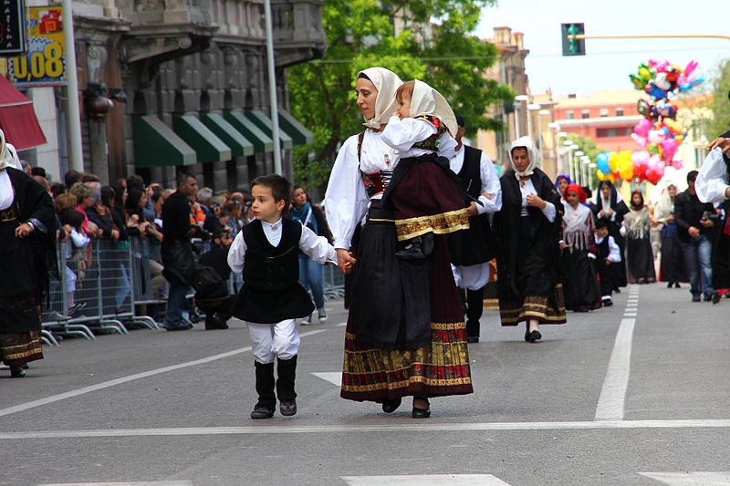 File:Lunamatrona - Costume tradizionale (02).JPG