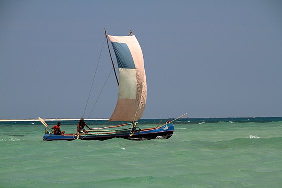Madagassisches Küstenauslegersegelboot in der Bucht von Toliara