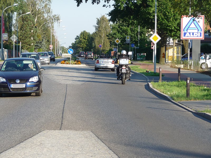 File:Mahlower Straße, Blick auf einen dieser deplatzierten Mittelstreifen. Der Kamerastandort befindet sich ebenfalls auf so einem Mittelstreifen. Zu den fatalen Folgen dieser Fehlkonstruktion, siehe Text unten. - panoramio.jpg