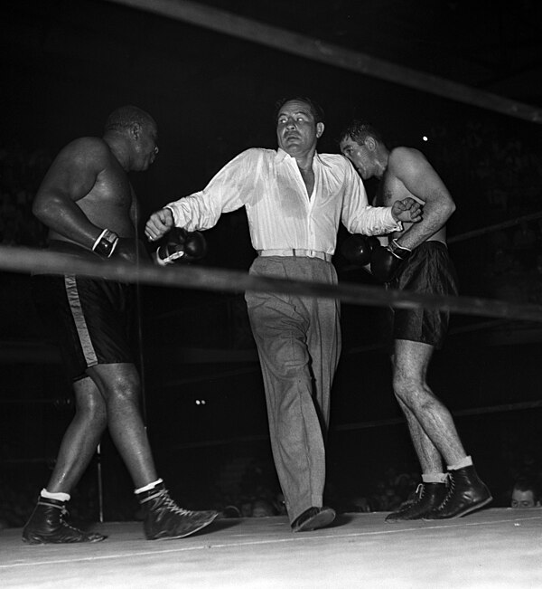 Baer refereeing a match between George Godfrey (left) and Hank Hankinson, 1937