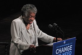 Maya Angelou dando un discurso en un mitin político para Barack Obama en 2008.