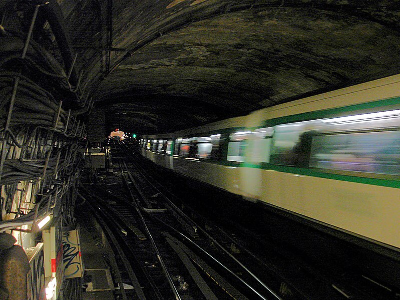 File:Metro de Paris - Ligne 13 - Place de Clichy tunnel 02.jpg