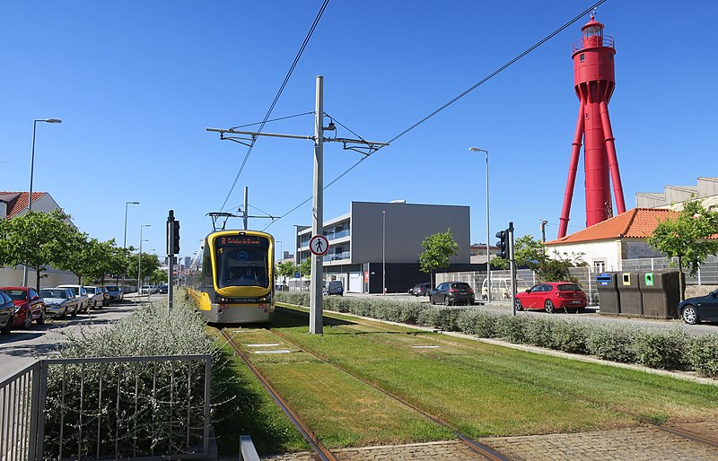 File:Metro do Porto Povoa Regufe.jpg